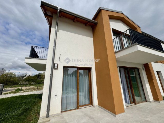 Eladó ikerház, Balatonfüreden 150 M Ft, 5 szobás