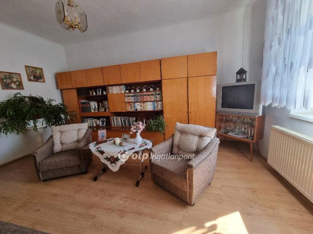 Eladó családi ház, Pápateszéren 43.99 M Ft, 2 szobás