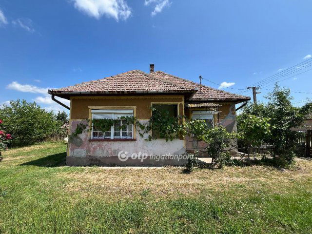 Eladó családi ház, Tiszakeszin 8 M Ft, 2 szobás