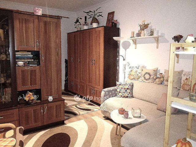 Eladó téglalakás, Ajkán 25.6 M Ft, 1 szobás