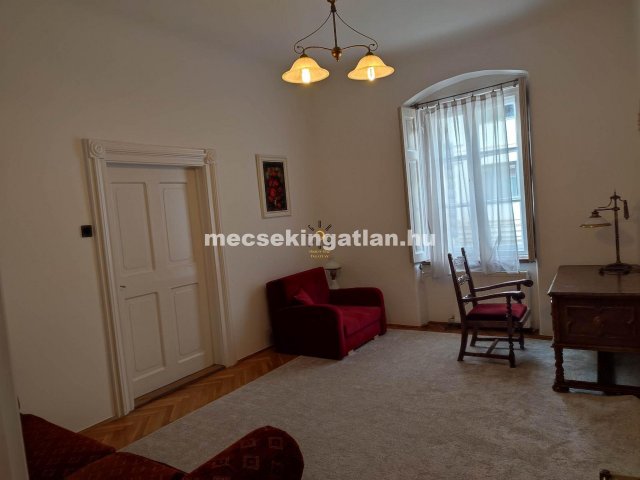 Kiadó téglalakás, albérlet, Pécsett 250 E Ft / hó, 1 szobás