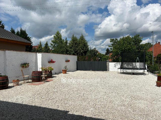 Eladó családi ház, Ajkán 81 M Ft, 3 szobás