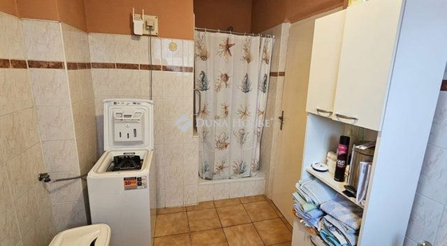 Eladó családi ház, Pécsett 65 M Ft, 3 szobás