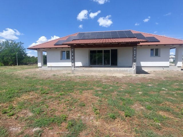 Eladó családi ház, Besnyőn 105.99 M Ft, 6 szobás