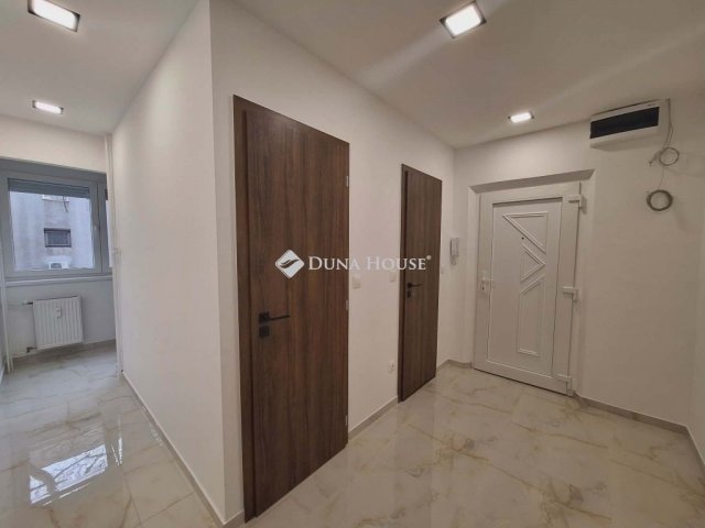 Eladó téglalakás, Pécsett 59.9 M Ft, 3 szobás