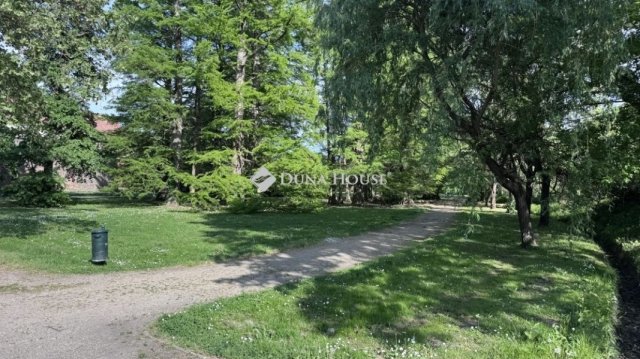 Eladó téglalakás, Sárváron 67.99 M Ft, 4 szobás