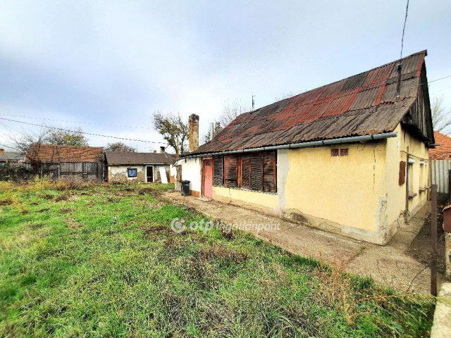 Eladó családi ház, Szolnokon 9.49 M Ft, 2 szobás