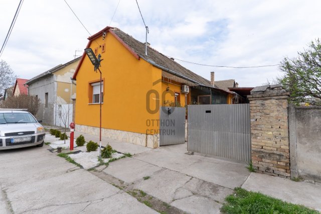 Eladó családi ház, Bátaszéken 64.9 M Ft, 5 szobás