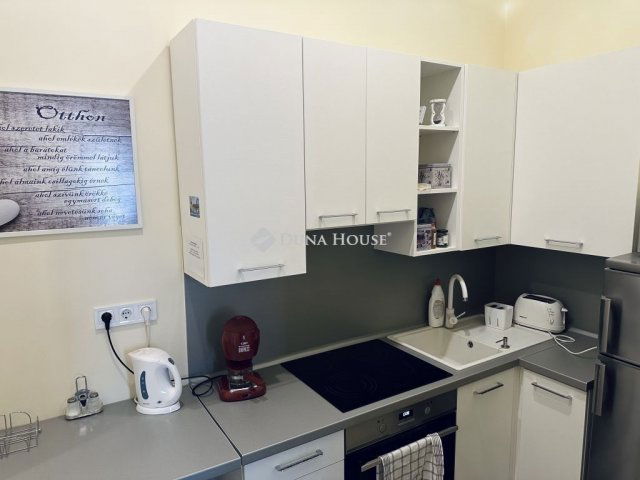 Eladó téglalakás, Szegeden 90 M Ft, 4 szobás