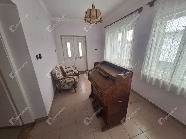 Eladó családi ház, Ajkán 49 M Ft, 2 szobás