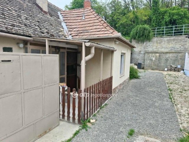 Eladó családi ház, Szekszárdon 29.9 M Ft, 2+1 szobás