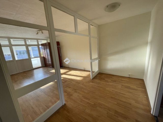 Eladó panellakás, Pécsett 41.9 M Ft, 2 szobás