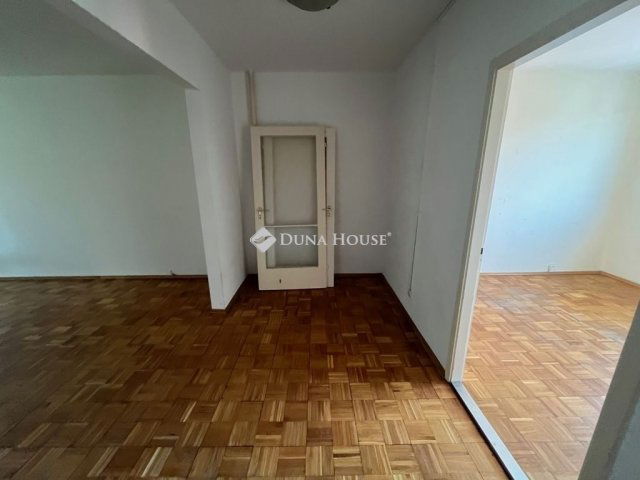 Eladó panellakás, Székesfehérvárott 59.9 M Ft, 3 szobás