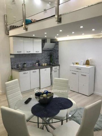 Eladó téglalakás, Budapesten, VI. kerületben 59.9 M Ft, 1 szobás