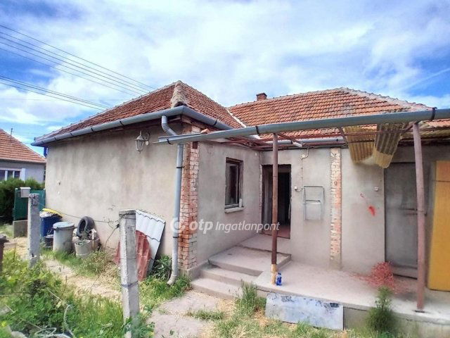 Eladó családi ház, Lőrinciben 19.99 M Ft, 2 szobás