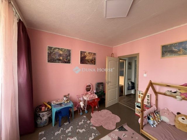 Eladó panellakás, Pécsett 61.99 M Ft, 3 szobás