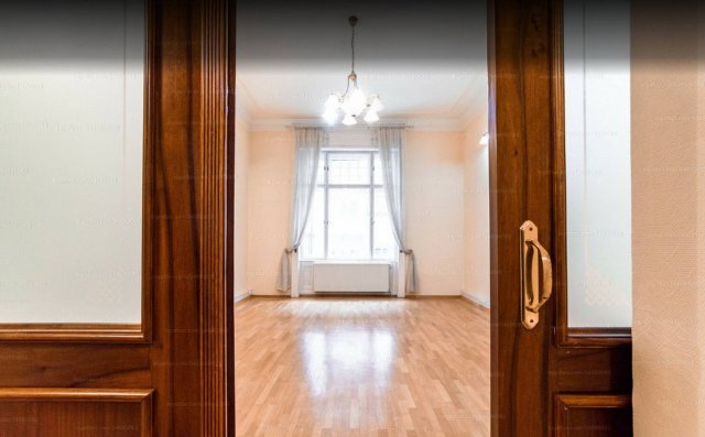 Eladó téglalakás, Budapesten, V. kerületben, Október 6. utcában