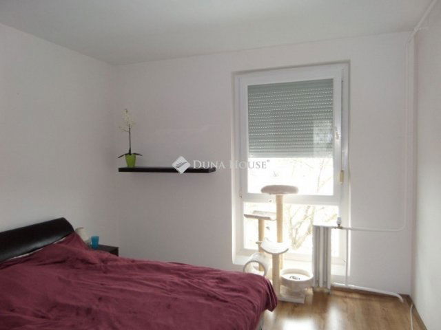 Eladó panellakás, Pécsett 48 M Ft, 2 szobás