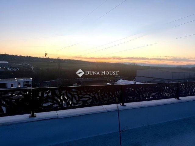 Eladó téglalakás, Mogyoródon 149.9 M Ft, 4 szobás