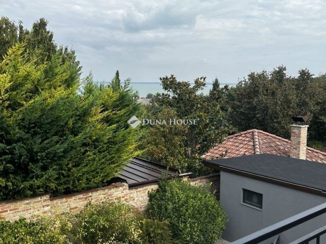 Eladó családi ház, Balatonalmádiban 252 M Ft, 5 szobás