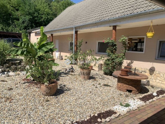 Eladó családi ház, Hőgyészen 42.9 M Ft, 4 szobás