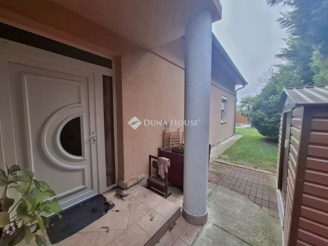 Eladó ikerház, Nagytarcsán 169.9 M Ft, 5 szobás