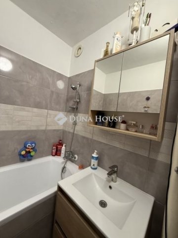 Eladó panellakás, Pécsett 59.9 M Ft, 3 szobás