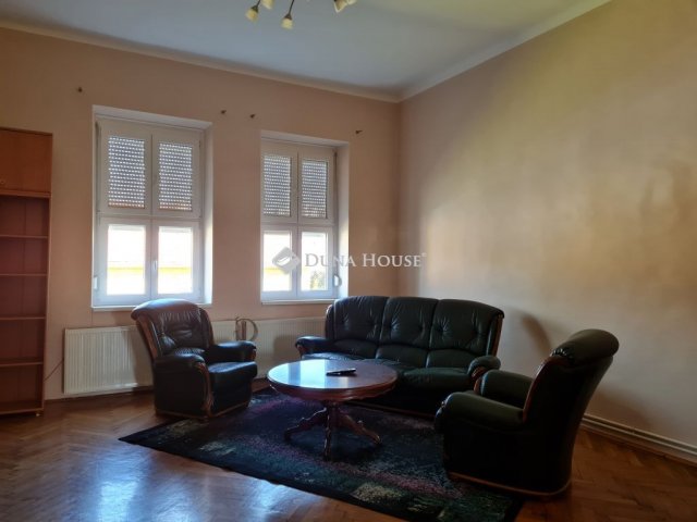 Kiadó téglalakás, albérlet, Pécsett 140 E Ft / hó, 2 szobás