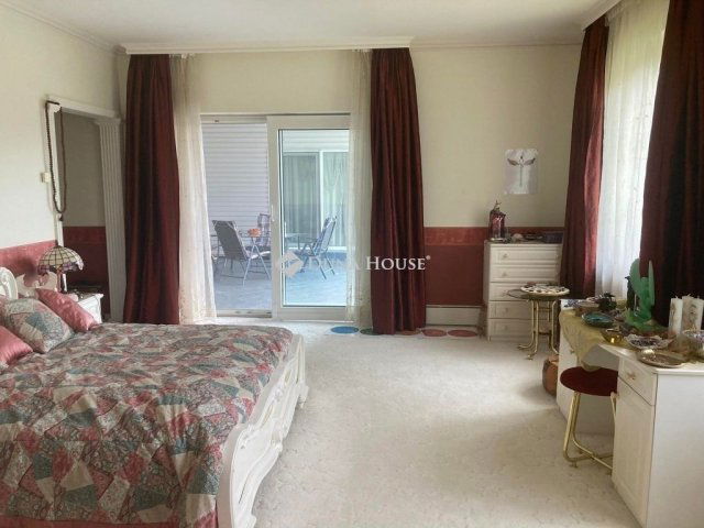 Eladó családi ház, Vácon 275 M Ft, 8 szobás