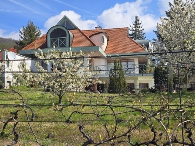 Eladó családi ház, Pécsett 184.99 M Ft, 6 szobás