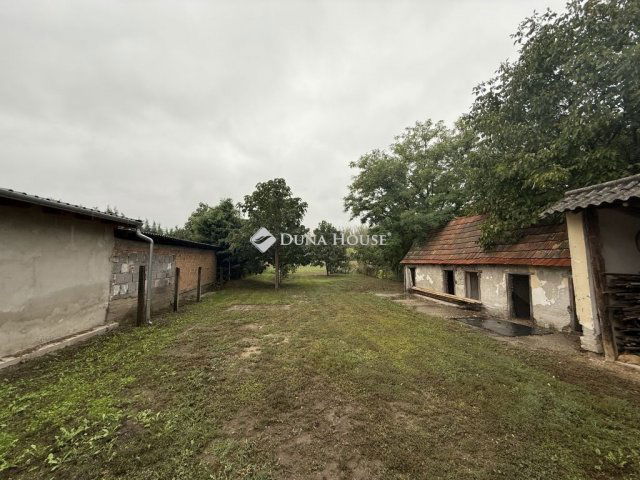 Eladó családi ház, Áporkán 58.5 M Ft, 8 szobás