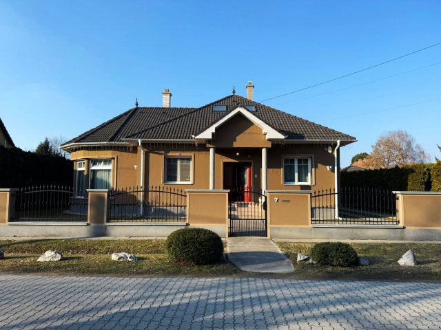 Eladó családi ház, Ráckevén 189 M Ft, 5 szobás