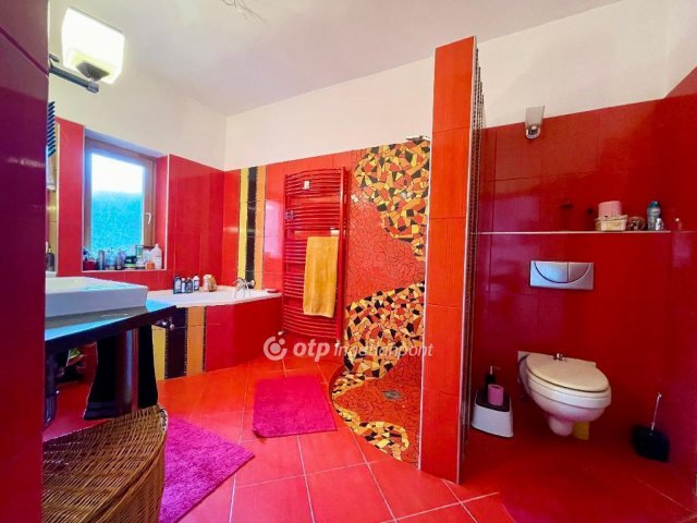 Eladó családi ház, Pécsett 115 M Ft, 3+1 szobás