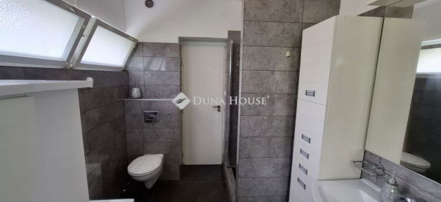 Eladó családi ház, Pécsett 125 M Ft, 2+2 szobás