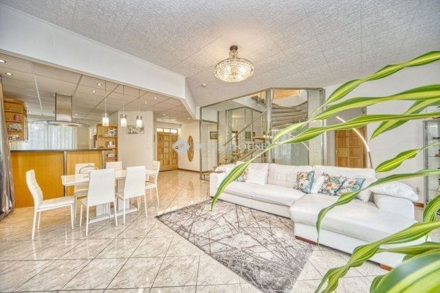 Eladó családi ház, Törökbálinton 365 M Ft, 9 szobás