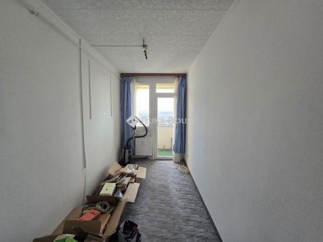 Eladó panellakás, Várpalotán 43.5 M Ft, 3 szobás