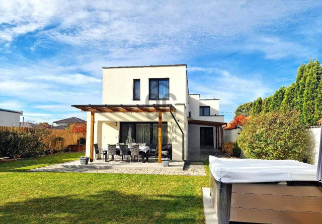 Eladó ikerház, Debrecenben 235 M Ft, 5 szobás