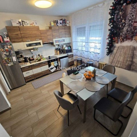 Eladó családi ház, Felsőlajoson 55.9 M Ft, 5 szobás