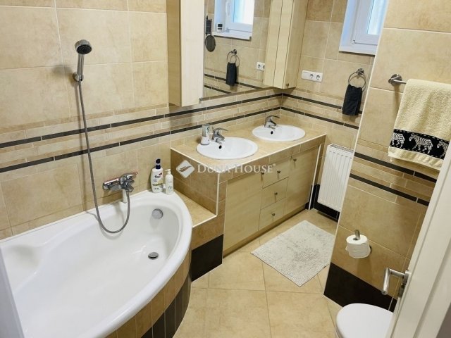 Eladó családi ház, Pécsett 174.9 M Ft, 4 szobás