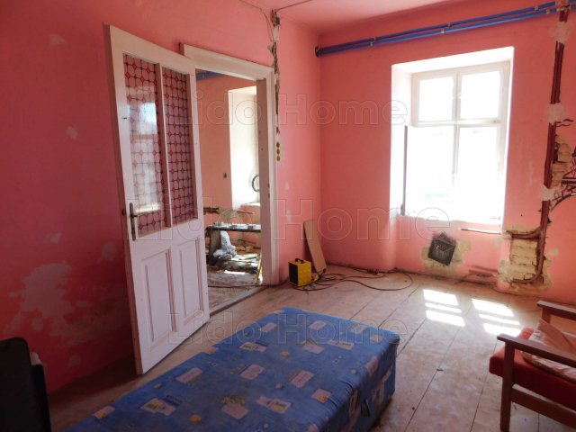 Eladó családi ház, Hőgyészen 27 M Ft, 8 szobás