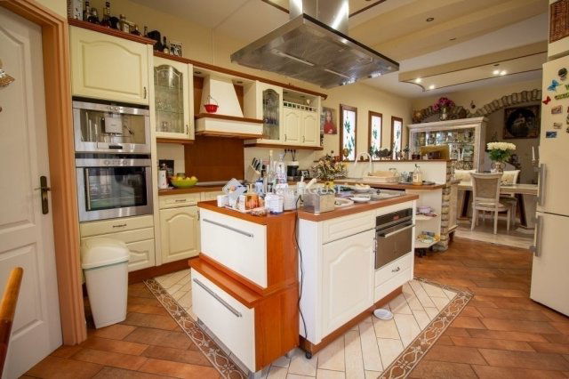 Eladó családi ház, Szegeden 409 M Ft, 6 szobás