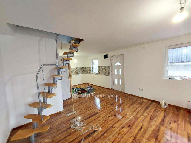 Eladó családi ház, Martonvásáron 39.99 M Ft, 2+2 szobás