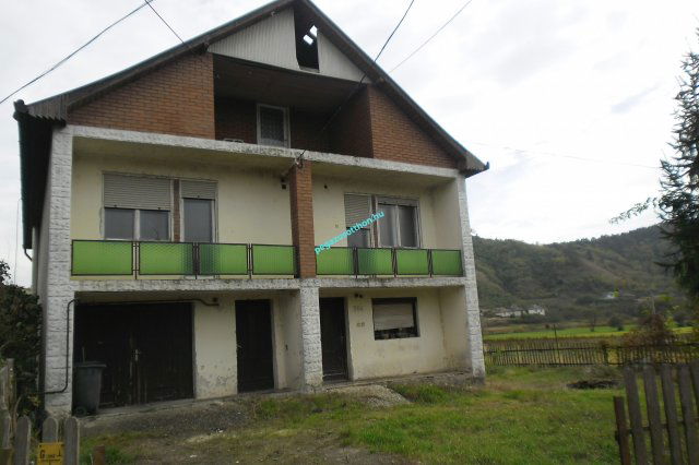 Eladó családi ház, Arlón 13.9 M Ft, 5 szobás