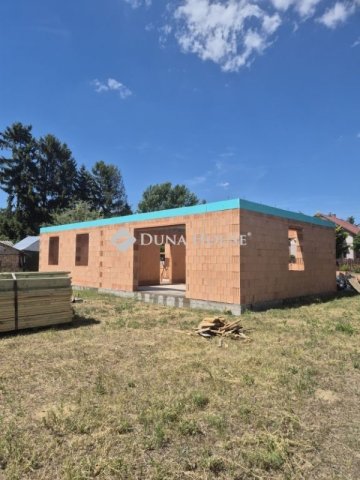 Eladó családi ház, Cegléden 98.9 M Ft, 4 szobás