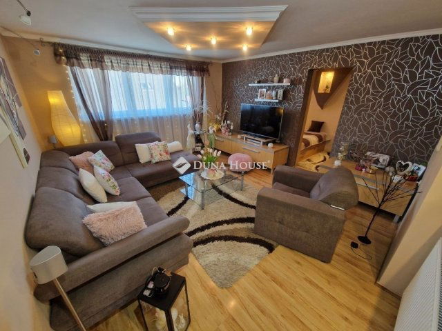 Eladó téglalakás, Baján 95 M Ft, 6 szobás