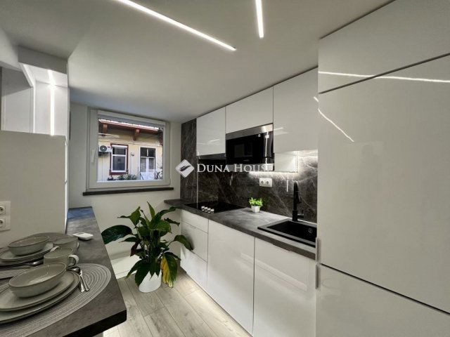 Eladó téglalakás, Budapesten, VI. kerületben 82.9 M Ft, 4 szobás