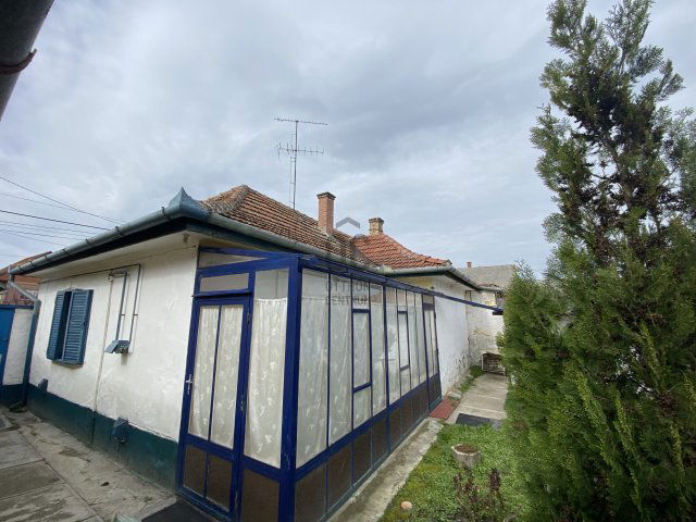Eladó családi ház, Cegléden 28 M Ft, 2 szobás