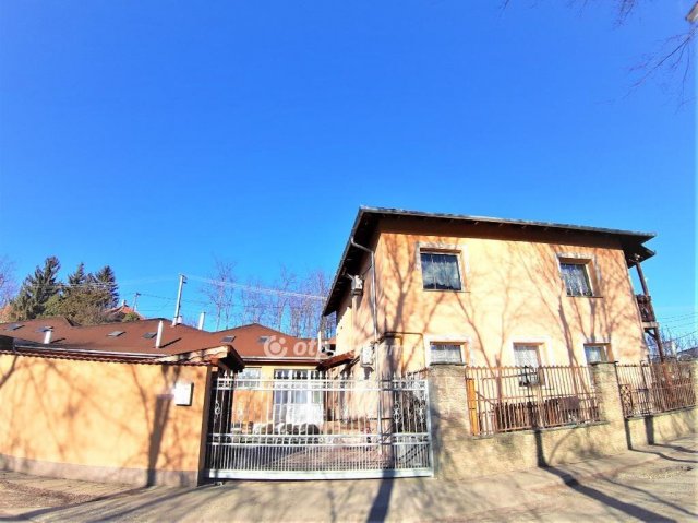 Eladó családi ház, Úrin 260 M Ft, 5+3 szobás