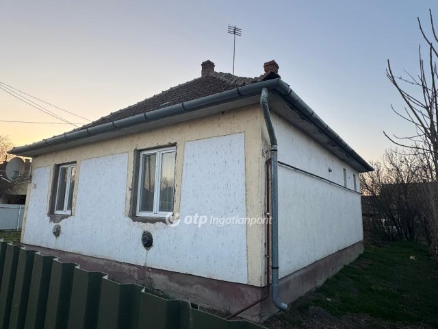 Eladó családi ház, Poroszlón 26 M Ft, 2 szobás