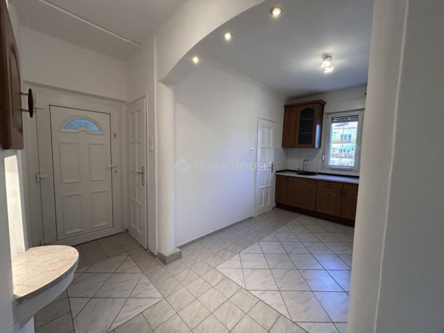 Kiadó téglalakás, albérlet, Baján 160 E Ft / hó, 3 szobás